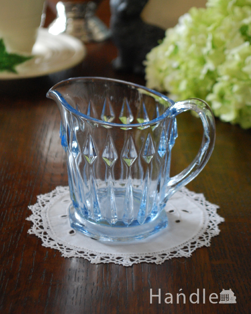 淡いブルーがキレイなガラスのミルクジャグ、アンティークプレスドグラス (pg-4101)