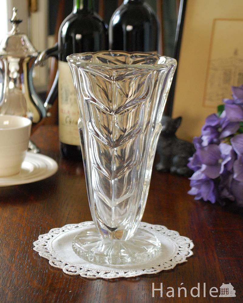 リーフが連なる上品なデザインのアンティークレスドグラス、フラワーベース（花器） (pg-4104)