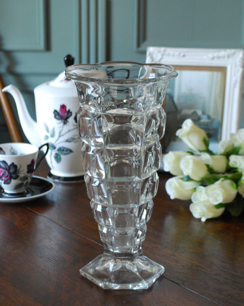 アンティークのガラス雑貨、脚付きの美しいプレスドグラスの花器 (pg-4180)