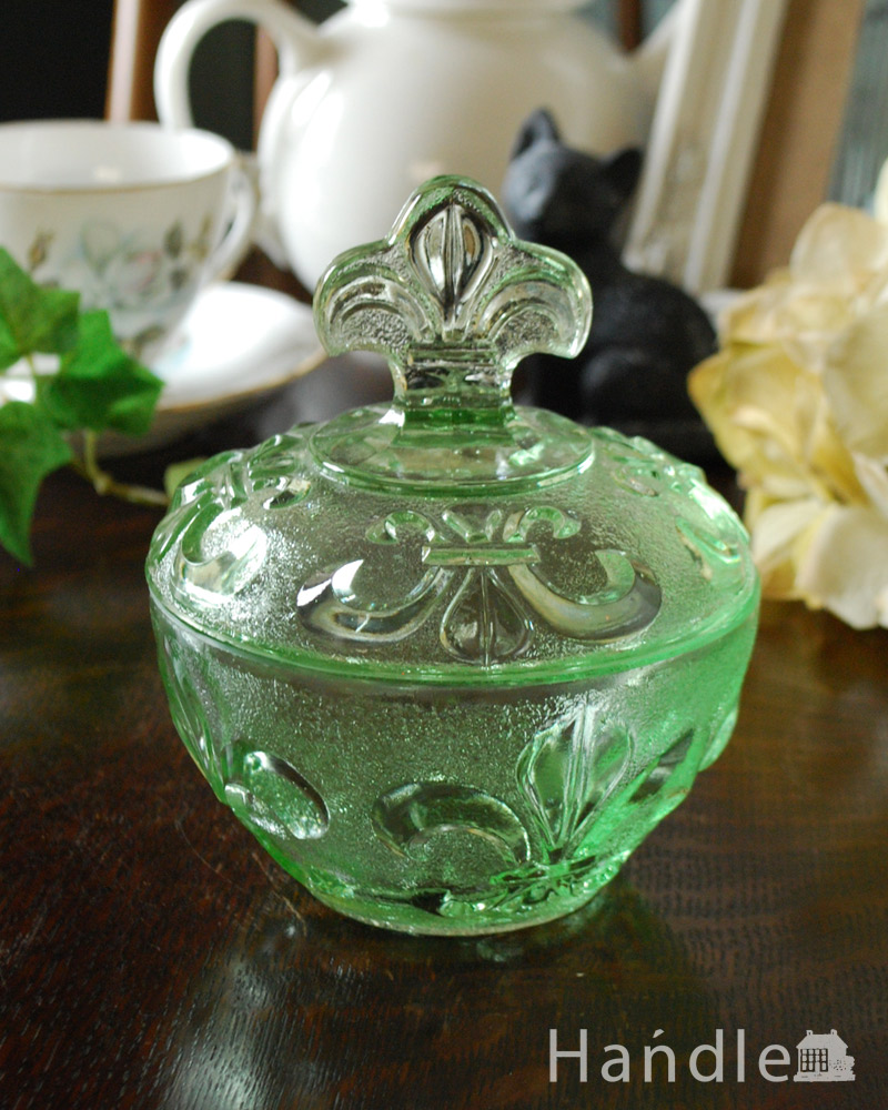 爽やかなグリーンのプレスドグラス、百合の紋章が素敵なガラスの蓋付きケース (pg-4377)