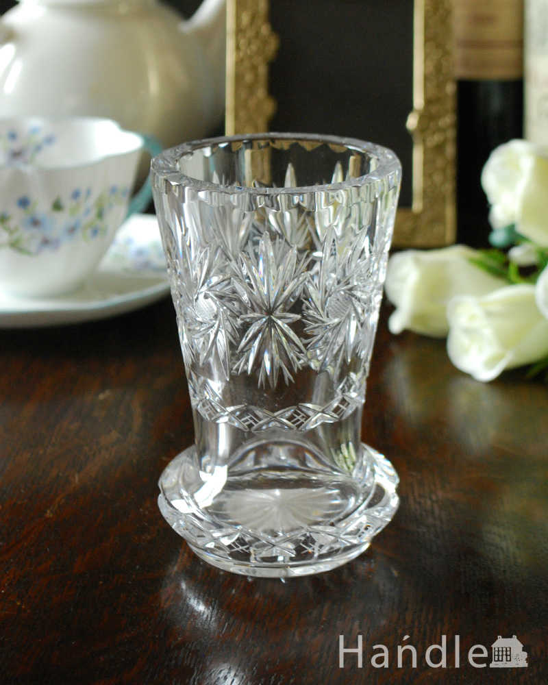 イギリスのアンティークプレスドグラス、可愛い丸みのフラワーベース（花器） (pg-4522)
