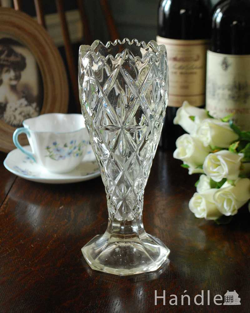 イギリスアンティークのプレスドグラス、お花がふんわり開いたような可愛いフラワーベース (pg-4594)