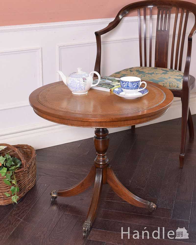 イギリス輸入のキレイなアンティーク家具、丸い革天板のコーヒーテーブル（キャスター付き） (q-1044-f)