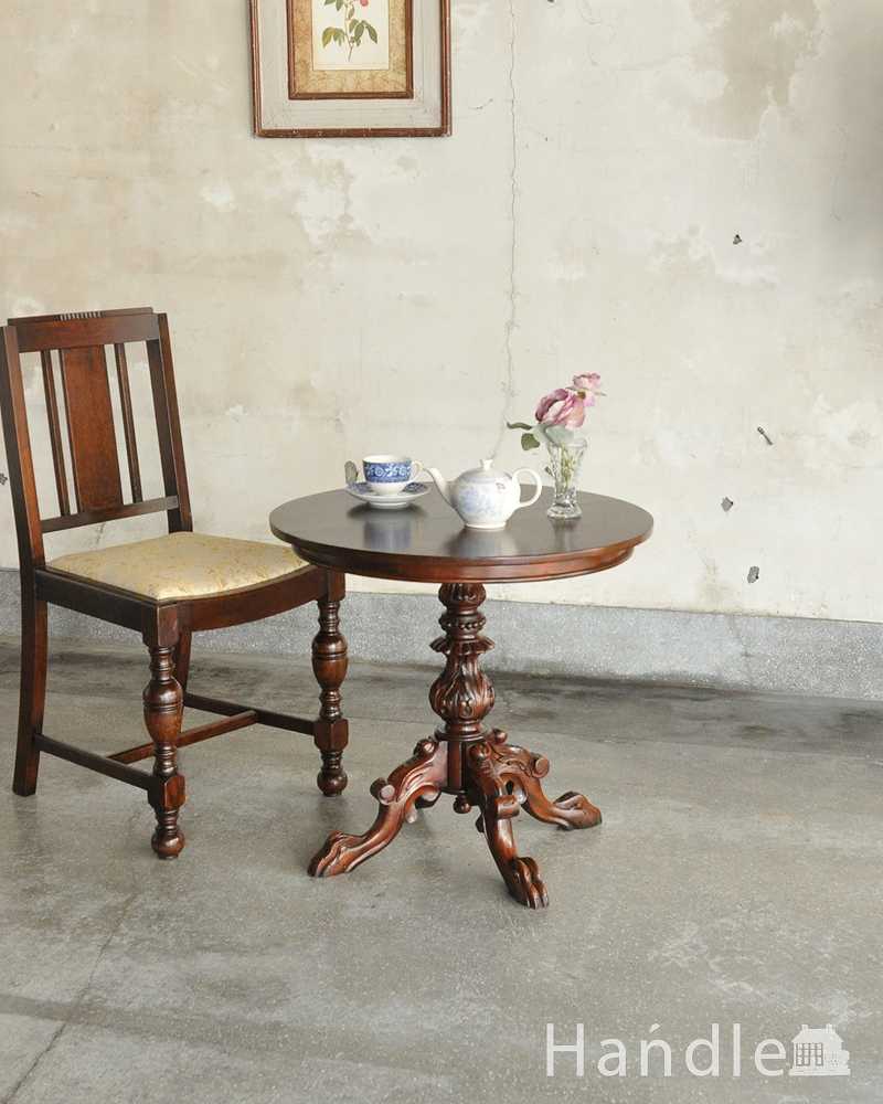 英国伝統の豪華な装飾に注目、重厚感たっぷりのアンティークティーテーブル (q-1106-f)