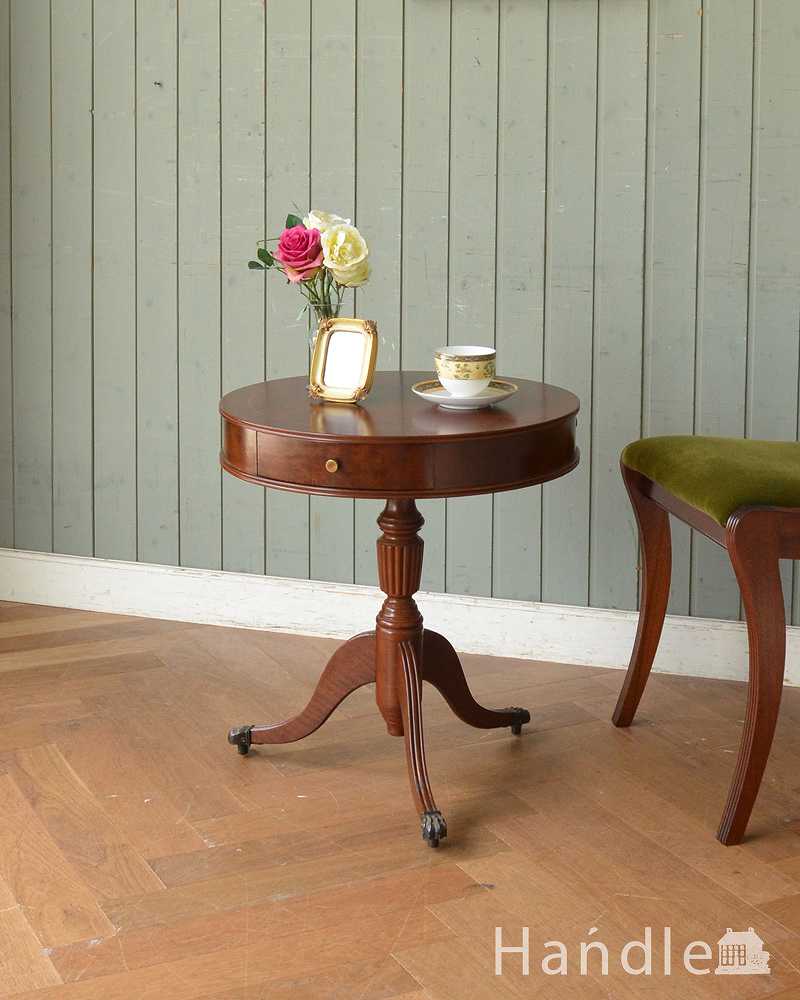 象嵌が美しい英国アンティークの家具、引き出し付きのテーブル（ドラムテーブル） (q-1148-f)