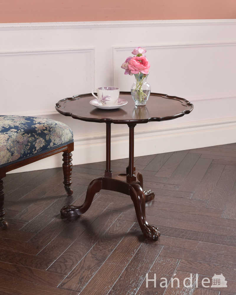 英国スタイルのアンティーク家具、３本脚のデザインが凝っているコーヒーテーブル (q-1169-f)