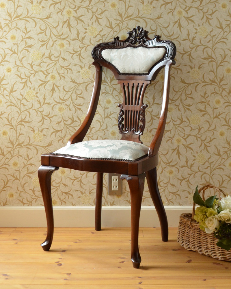 背もたれにもクッションが付いた豪華な彫が美しい椅子、アンティークサイドチェア(サロンチェア)  (q-169-c)