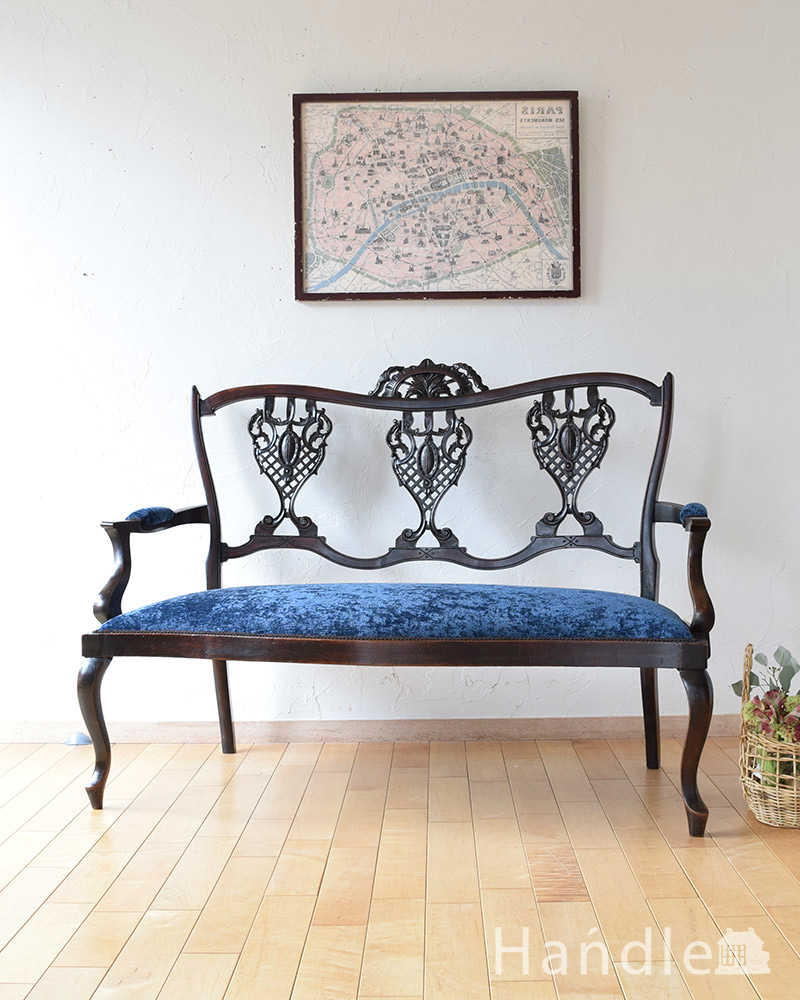 英国のアンティーク椅子、透かし彫りがレースのように美しいセティ（ソファ）  (q-198-c)