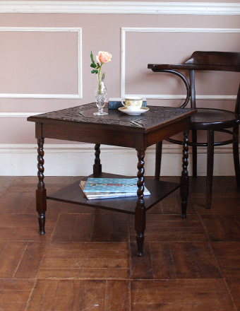 美しい木目と装飾が魅力のコーヒーテーブル、お洒落なアンティーク家具 (q-339-f)