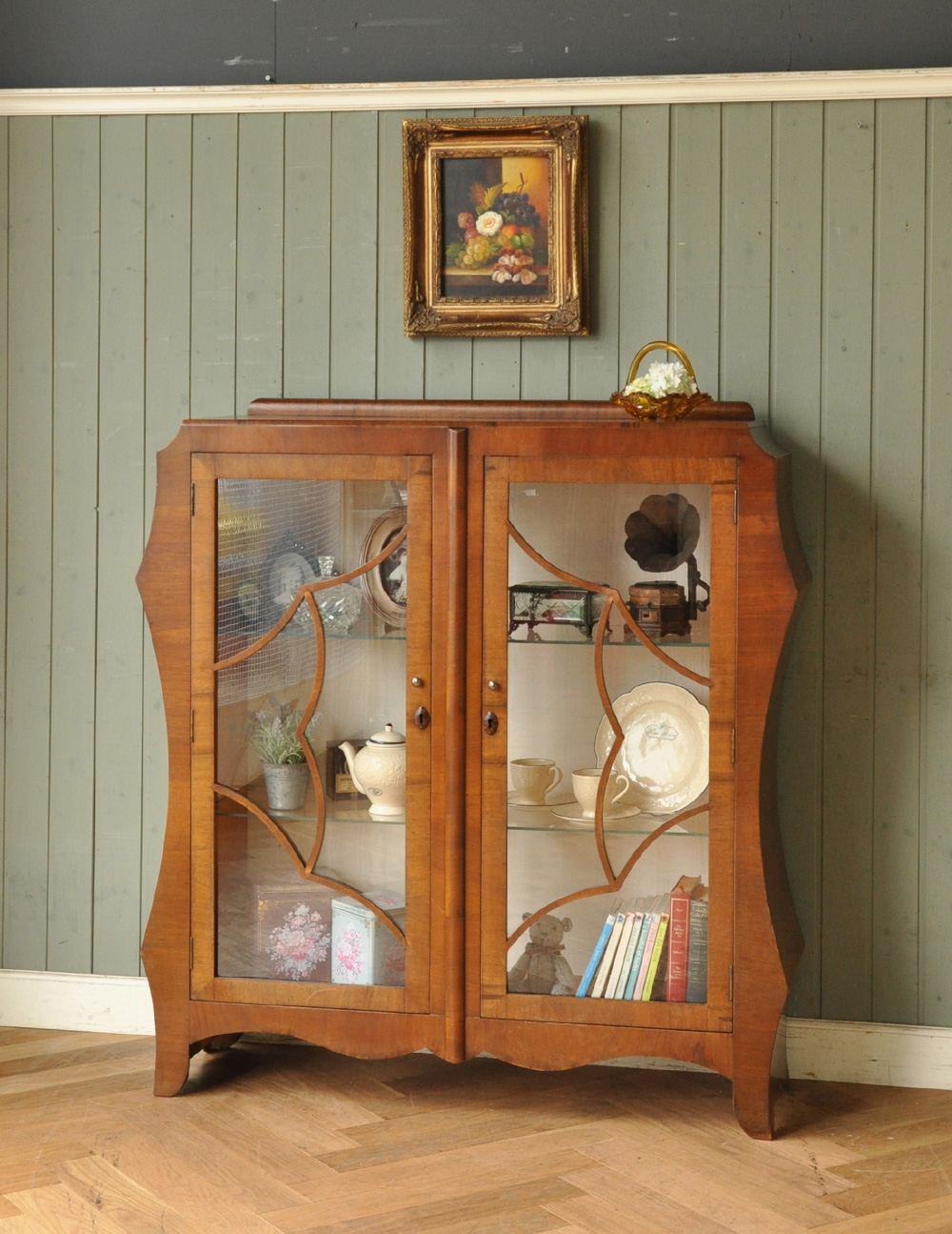 優雅なシルエットのアンティーク家具、美しいガラスキャビネット（飾り棚） (q-570-f)