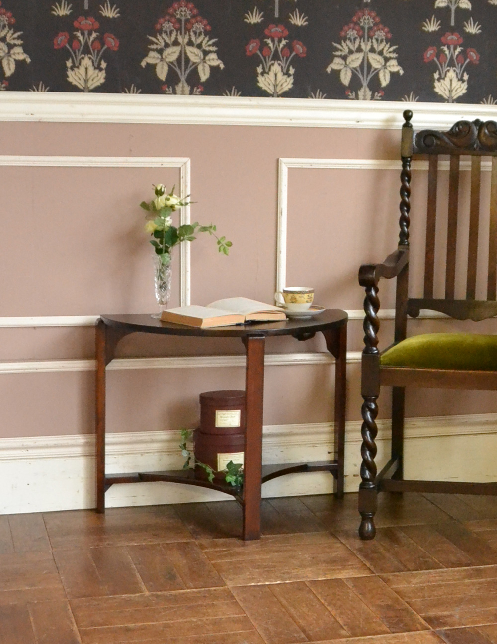 イギリスアンティークの家具、壁にピタっと付けられるハーフムーン型のコンソールテーブル (q-669-f)