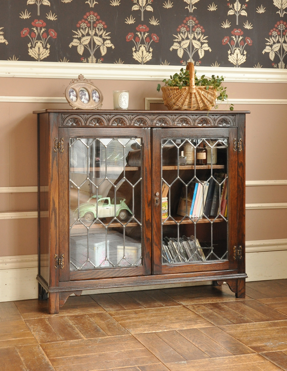 英国から届いたアンティーク家具、ガラス扉のデザインが美しい木製のブックケース（本棚） (q-675-f)