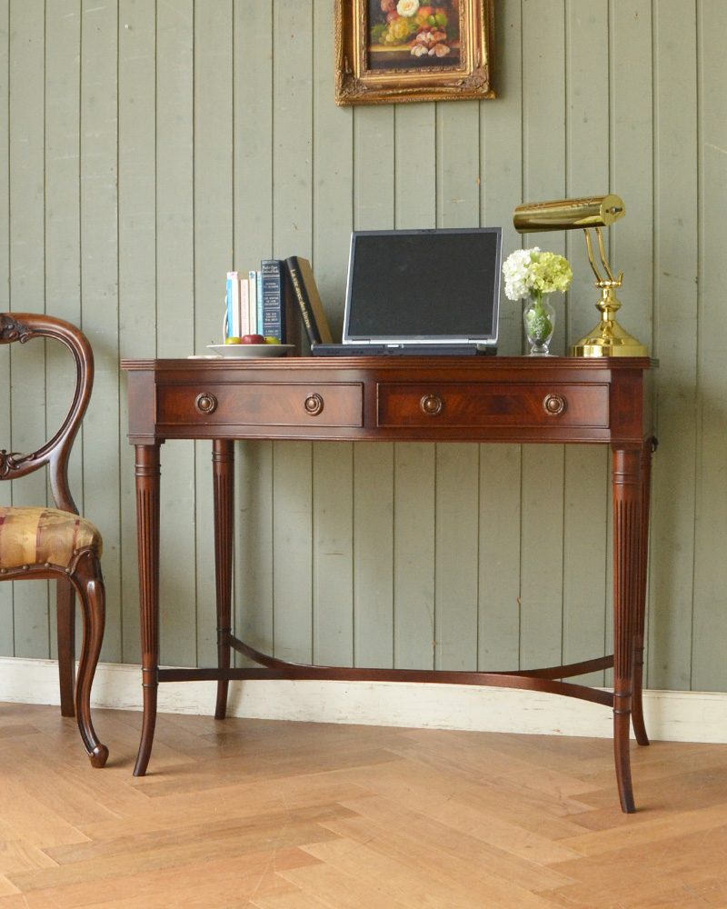 英国の書斎で使えるアンティーク家具、脚の先まで美しいマホガニー材のデスク (q-777-f)