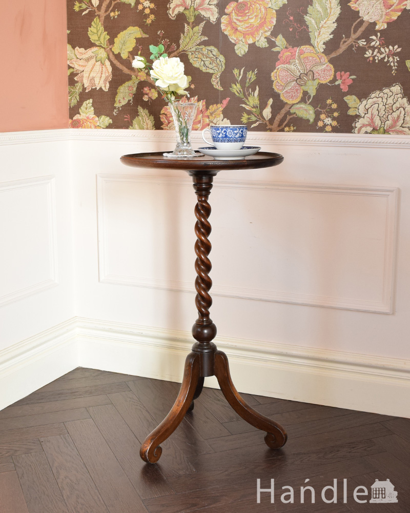 英国輸入のアンティーク家具、ツイスト脚の美しいワインテーブル（スモールテーブル） (q-808-f)