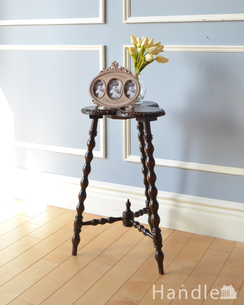 ボビンレッグが美しい英国アンティーク家具、クローバーモチーフのオケージョナルテーブル (q-867-f)