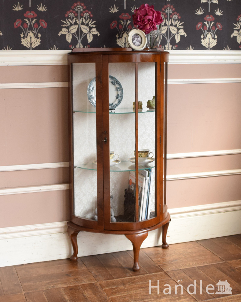 イギリス輸入のアンティーク家具、ウォルナット材のハーフムーンガラスキャビネット（飾り棚） (q-939-f)
