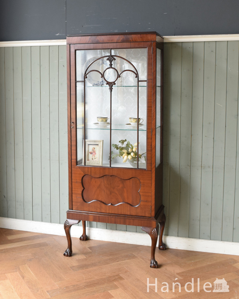 英国輸入のアンティーク家具、繊細な木製の飾りが美しいマホガニー材のガラスキャビネット (q-961-f)