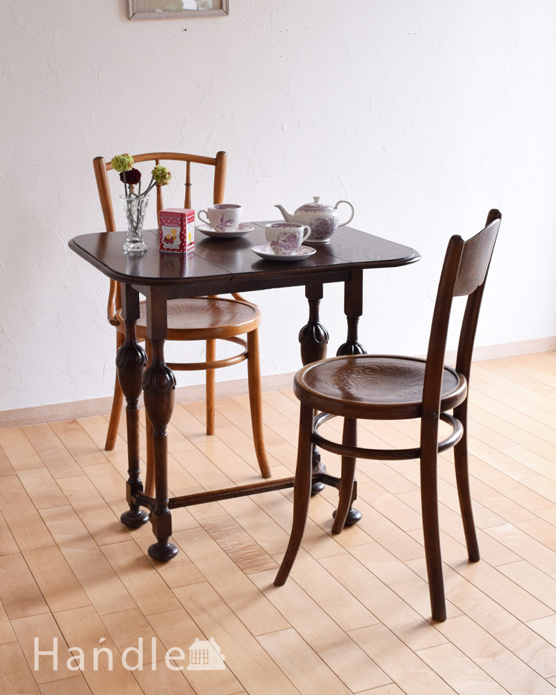 英国輸入のアンティーク家具、脚がお洒落な伸張式タイプのサイドテーブル  (q-964-f)