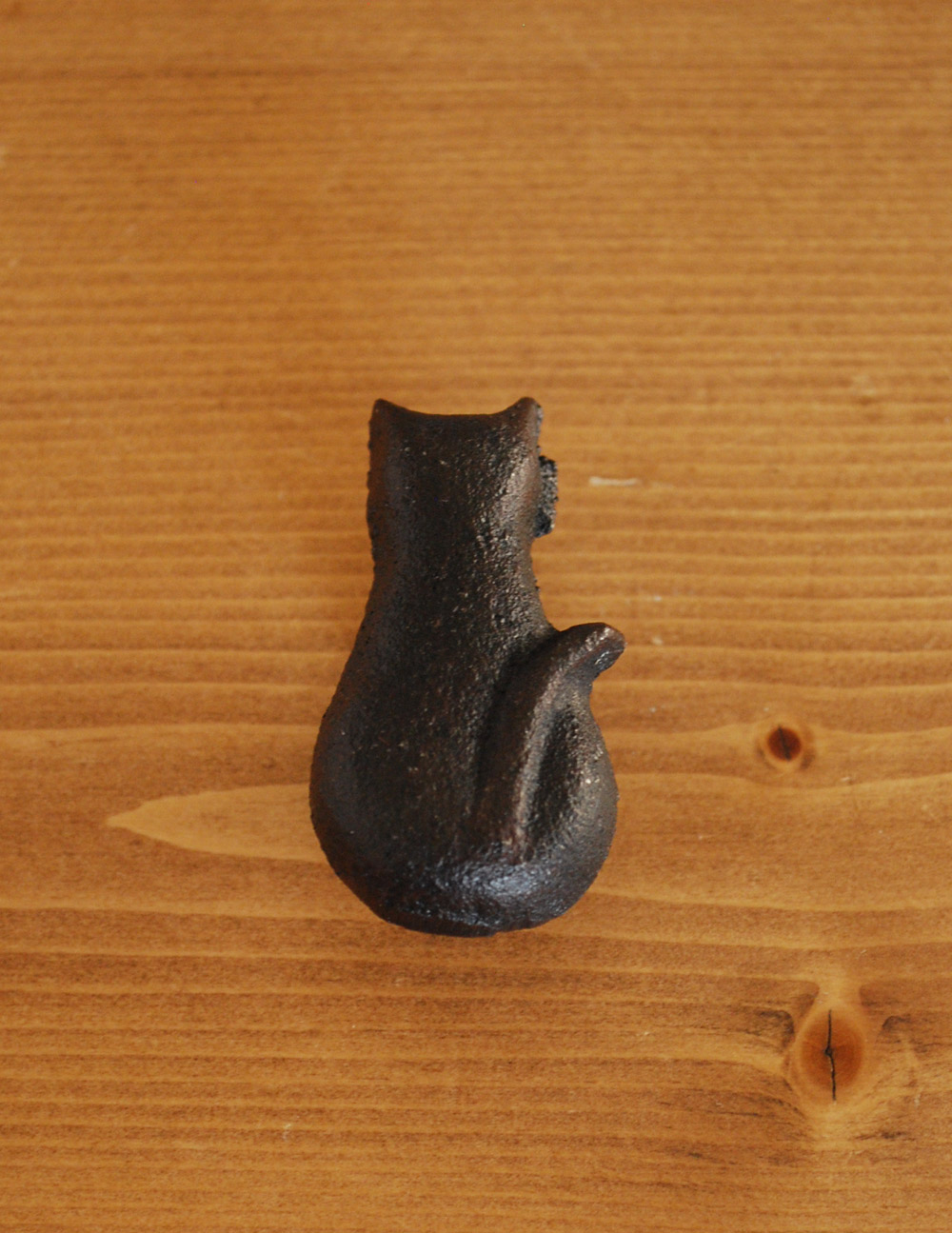 後ろ姿が可愛い黒猫のアイアン製家具用取っ手 (u-527)