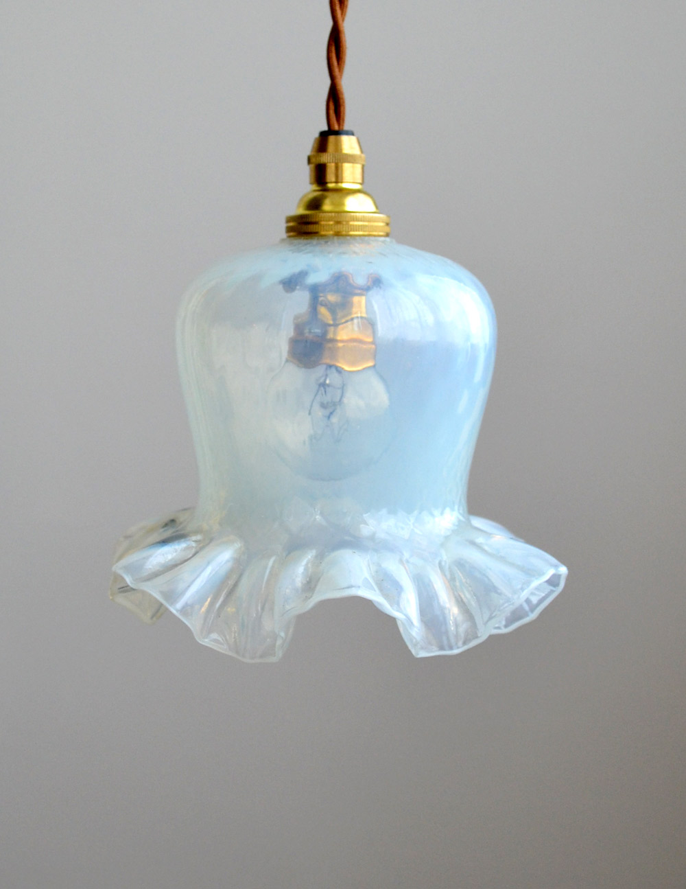 イギリスで買い付けたアンティーク照明、オパールセントのランプシェード（コード・シャンデリア電球付き・ギャラリーなし） (x-691-z)