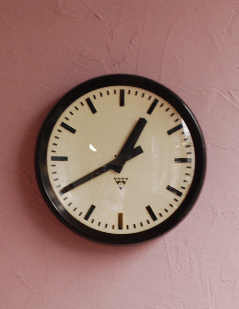 Pragotron(パラゴトロン)社のインダストリアルなアンティーク壁掛け時計（ブラック） (x-723-z)