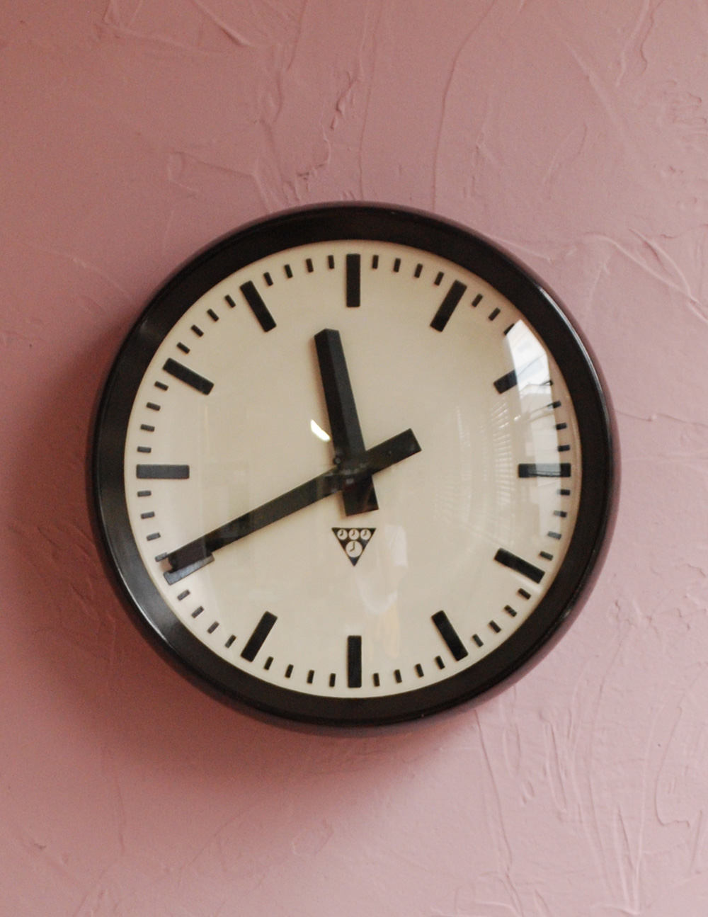 パラゴトロン社のインダストリアルなアンティーク壁掛け時計（ブラック） (x-739-z)