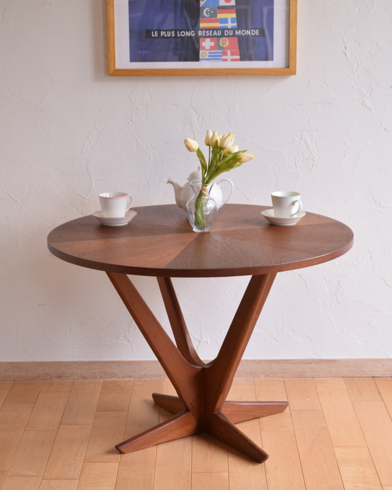 George Jensenのヴィンテージ家具、チーク材の丸いセンターテーブル（コーヒーテーブル） (x-873-f)