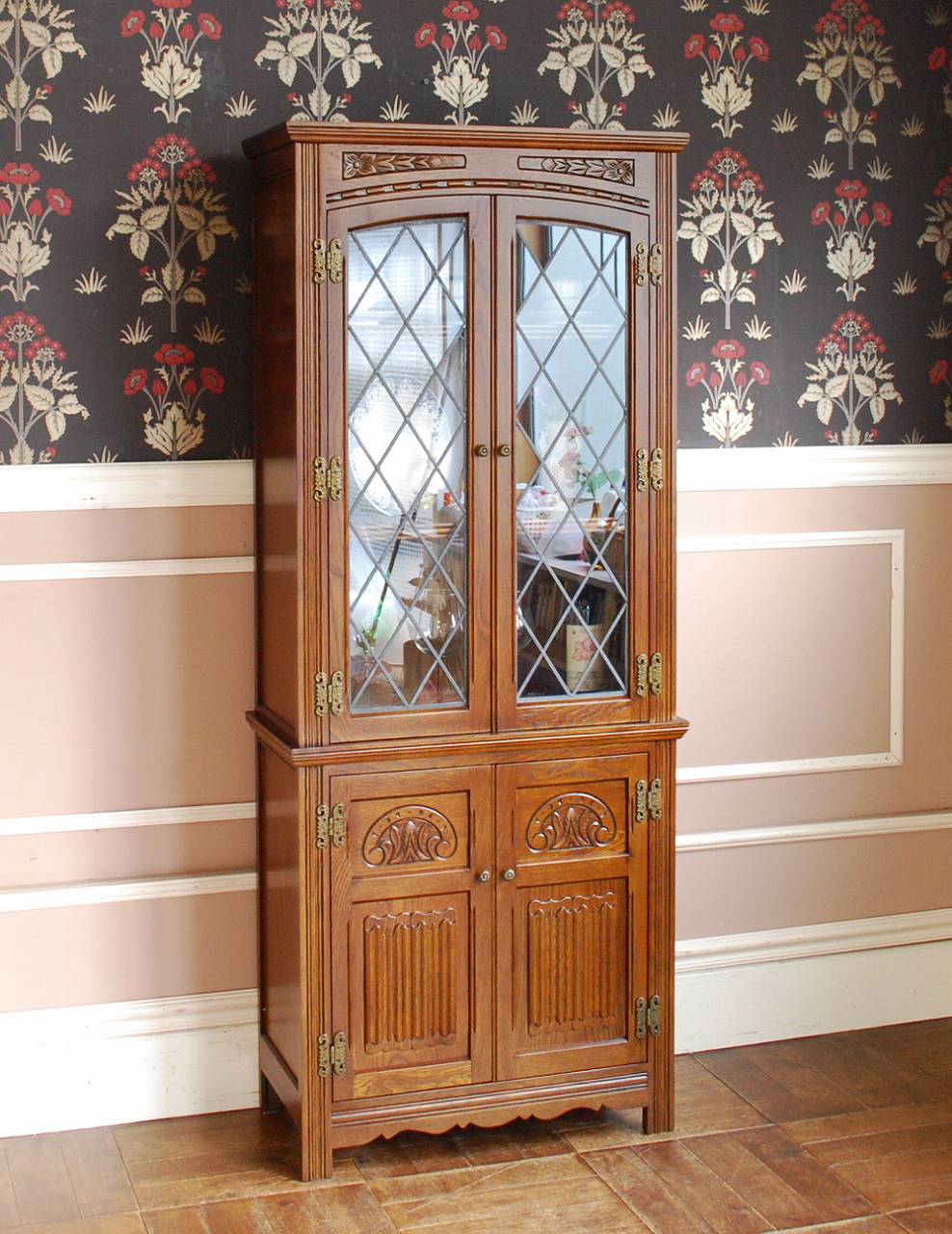 ステンドグラス扉のスリムで可愛いオールドチャームの家具、アンティーク風ショーケース（飾り棚） (y-124-f)