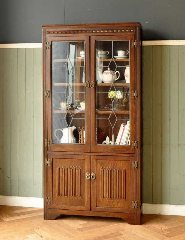 ステンドグラス扉の木製アンティーク風家具、オールドチャームのブックケース（本棚） (y-126-f)