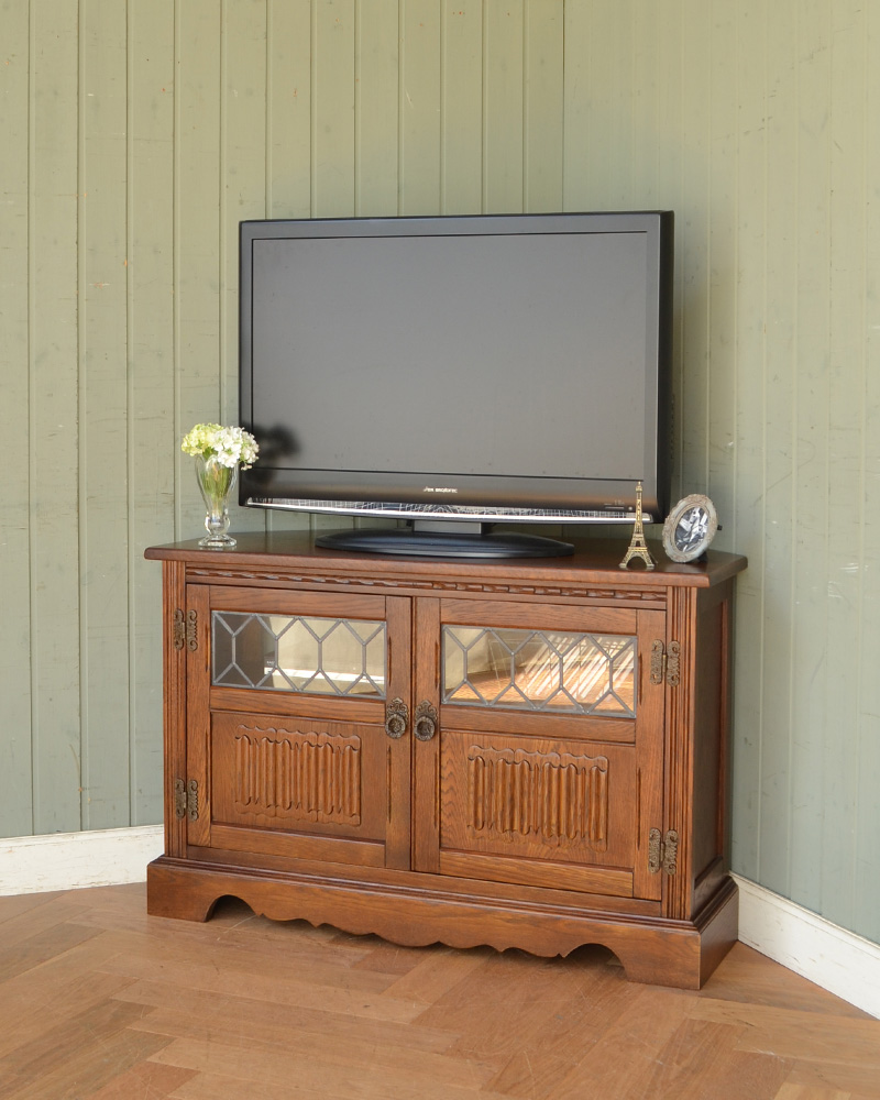 テレビボードにピッタリのアンティーク風コーナーテレビボード、オールドチャームの家具 (y-204-f)