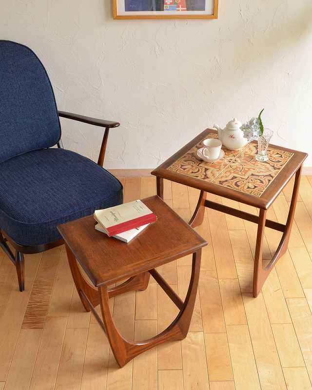 ビンテージの北欧家具、お花のタイルがお部屋を華やかにしてくれるネストテーブル（G-plan） (z-024-f)