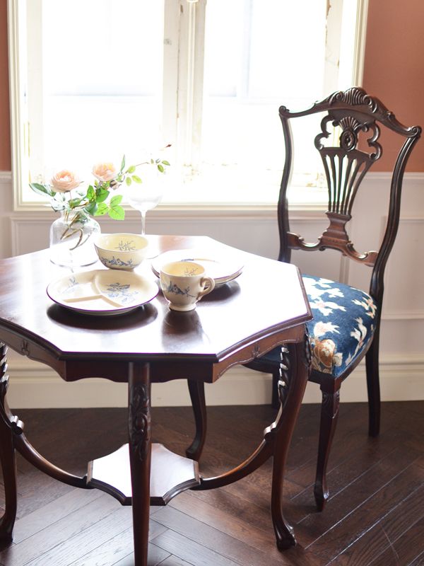 2つだけで極上の空間最高級のテーブル＆チェア