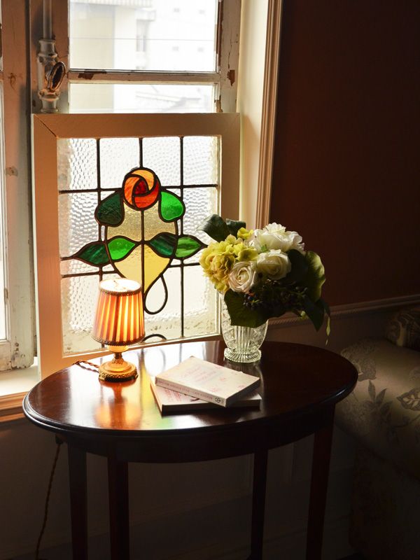 窓辺に置くところから始まるアンティークのある生活