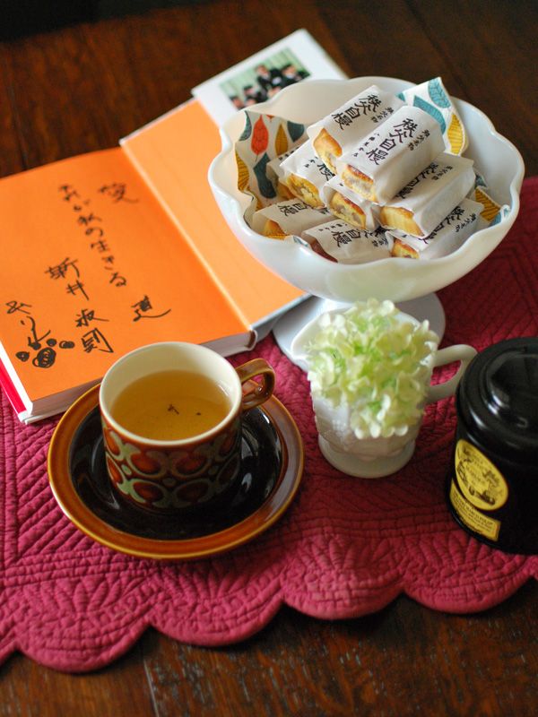 秩父からのお饅頭を食べながら読書を楽しむ時間