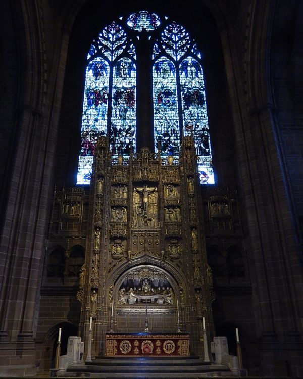 美しい・・・！！！見所は彫刻と、ステンドグラス