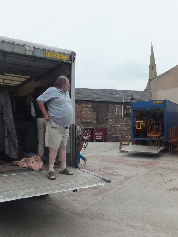 積み込んで終了！日本に無事に届きますように…