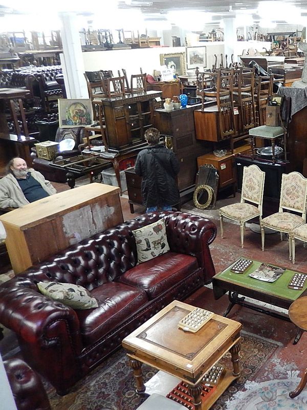 アンティーク家具の山！山！山！今日は、倉庫の中をご紹介します。