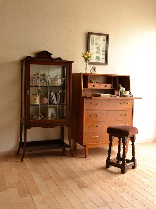 ステンドグラスが入ったアンティーク家具、キレイなガラスキャビネット