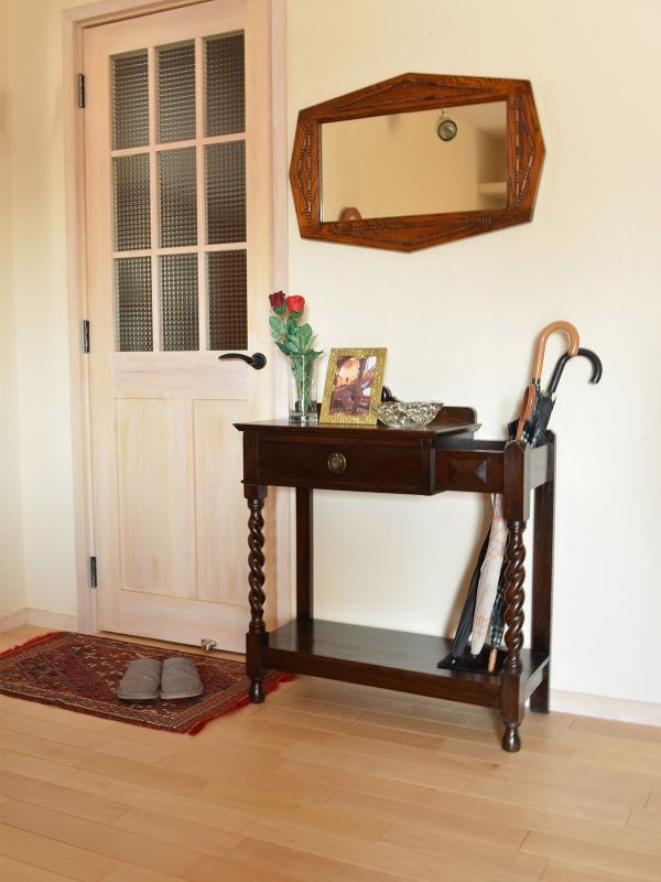 英国クラシックの | お悩み解消 ステッキスタンドのある玄関