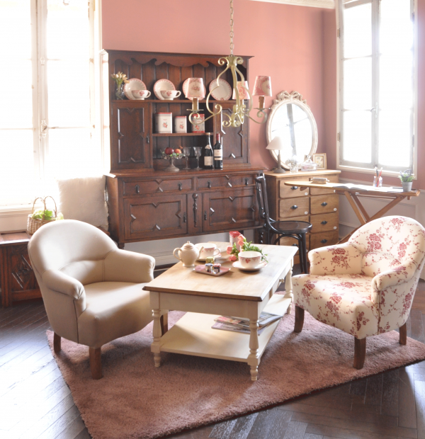 コントワール・ドゥ・ファミーユの家具でフランス風の可愛いリビング
