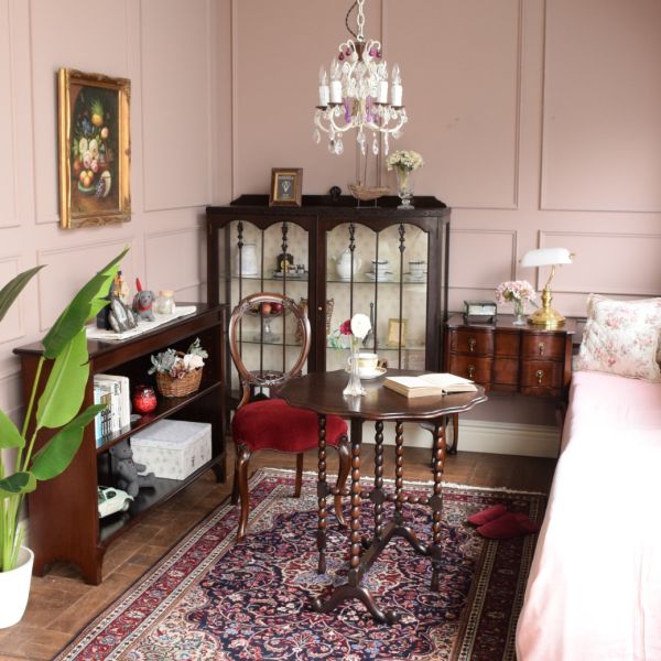 眠れない夜に静かな居場所を作る英国スタイルの寝室