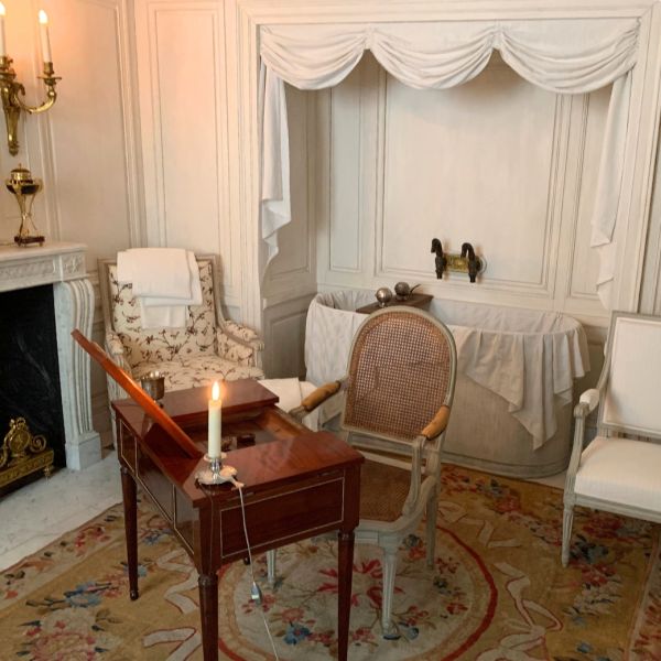 絨毯敷きのバスルームからダイニング＆サロンへ