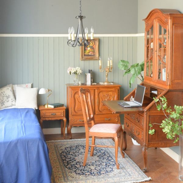 ホテルライクに格上げしたフレンチアンティークの寝室