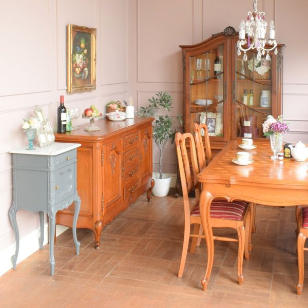 休日に朝散歩で買ってきたフランスパンを食べるダイニング