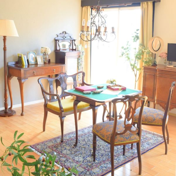 ゴルフコンペが終わった後、ゲームを楽しむ英国アンティークなサロン