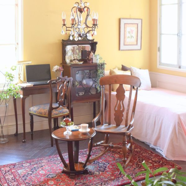 3日間の思い出を振り返る、ロッキングチェアに座る寝室