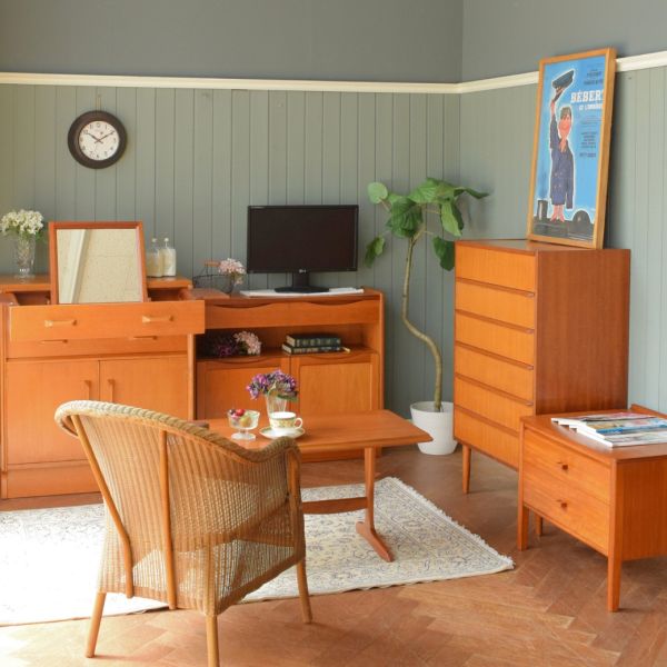 北欧ビンテージのリビング | ひとり席で優雅に楽しむ冬休みの子ども部屋