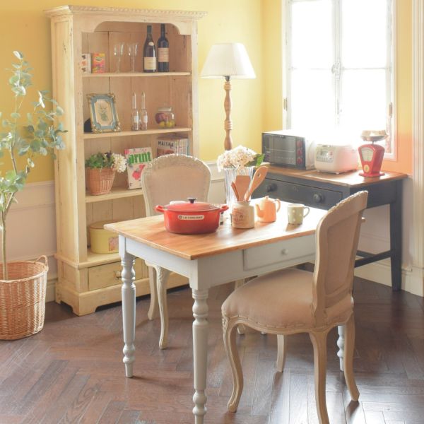 コンパクトサイズにまとめた、一人暮らしのナチュラルダイニング