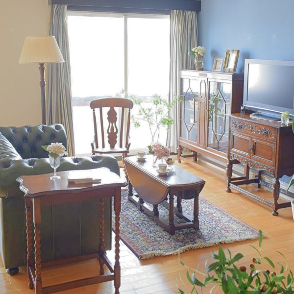 冬の陽だまりを絨毯と楽しむ英国スタイルのリビング