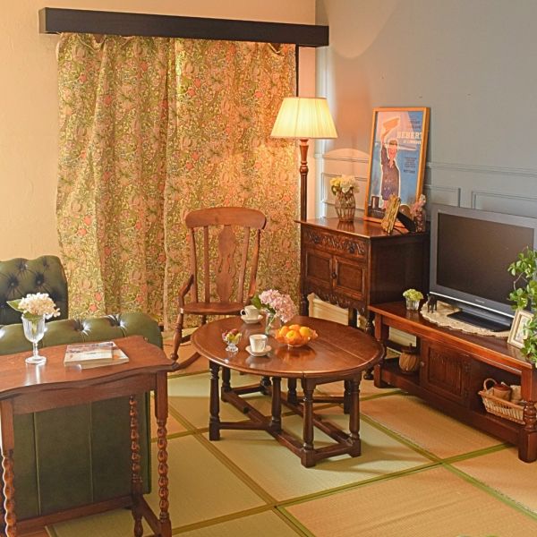 コタツ代わりに大きな円卓を置いた英国スタイルの和室